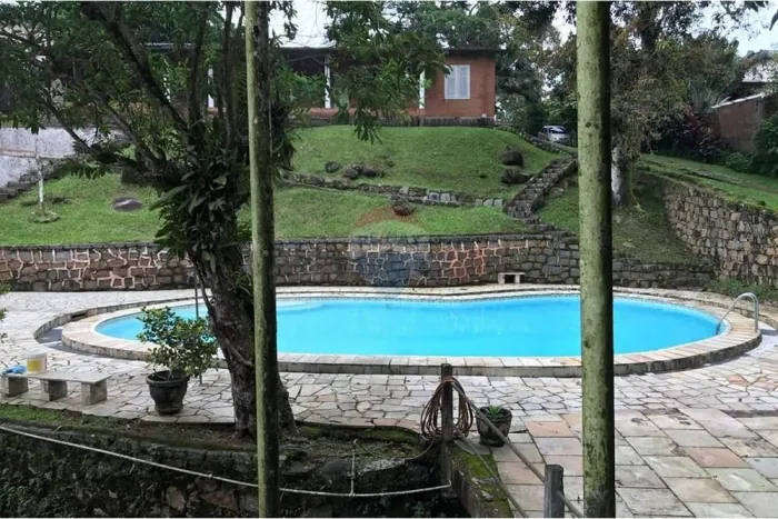 Linda casa de campo em Teresópolis, com um rio, campo de futebol piscina e um grande galpã