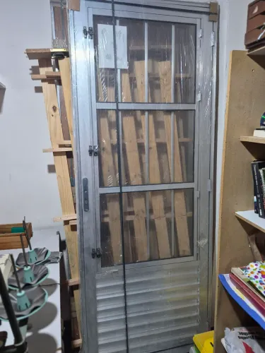 Porta de alumínio com vidro 210/80