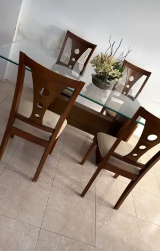 MESA DE JANTAR COM 4 CADEIRAS