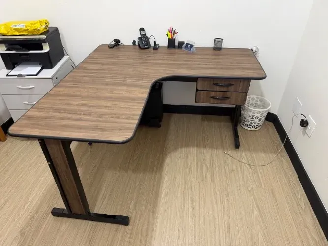 Mesa de escritório com gaveteiro