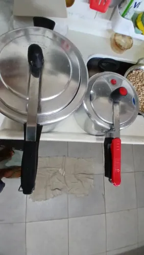 2 panelas de pressão 7L fortaleza e 3\5L clock