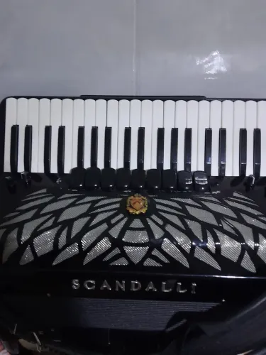 Sanfona cordovox scandalle vendo ou troco por sanfona igualmente seme nova.