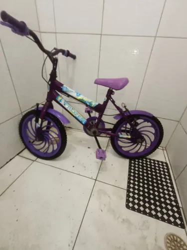 Vendo bicleta semi nova com poucas avarias tou pedindo 250 nela