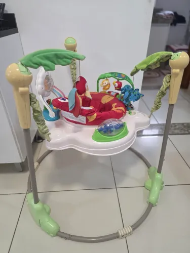 Jump bebê semi novo com música funcionando normal