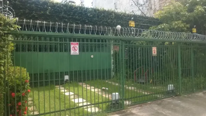 GO UP vende, ampla casa em excelente localização, 3 suítes, piscina, 4 vagas.