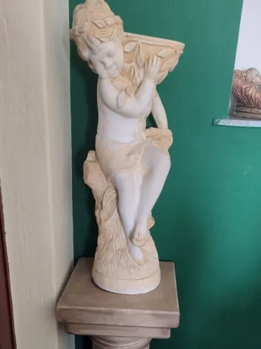Estátua de Anjo com coluna em gesso