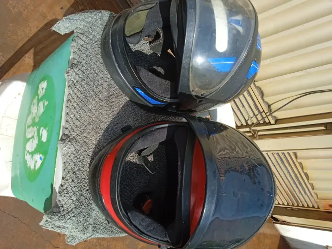 Vendo dois capacetes bom estado p sair logo desapego 100 reais p vir buscar ZAP *