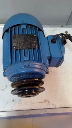 Motor elétrico de indução trifásico WEG 80 1.1KW (1.5 CV)