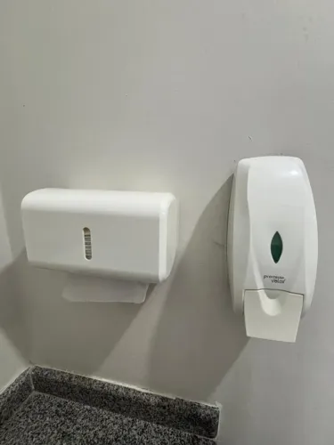 Vendo lixeiras, dispense para sabonete líquido, papel toalha e papel hisgiênico