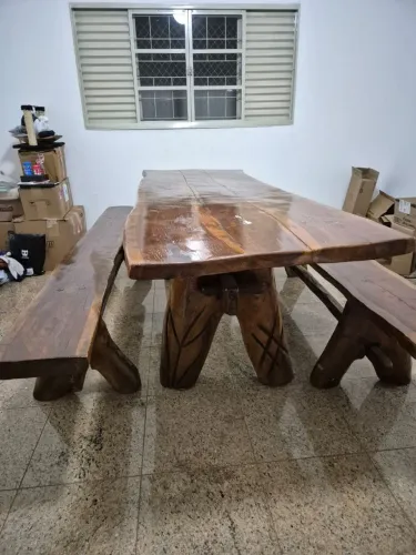 Mesa de madeira maciça 