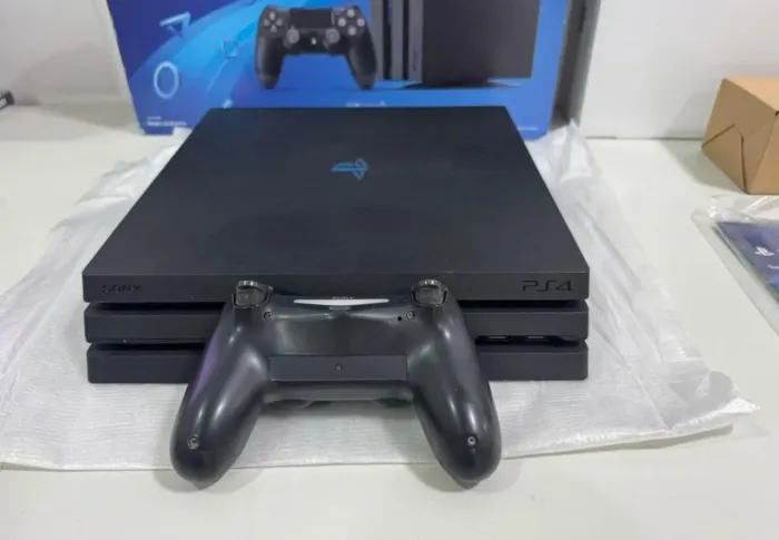 PlayStation 4 PRO 1 Tera, impecável.Pouco uso.