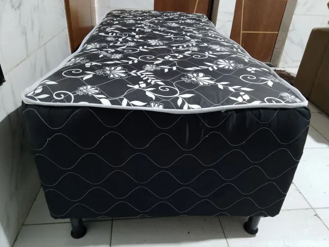 Vende-se cama box de solteiro com colchão acoplado nela. Com 10 cm de altura de espuma