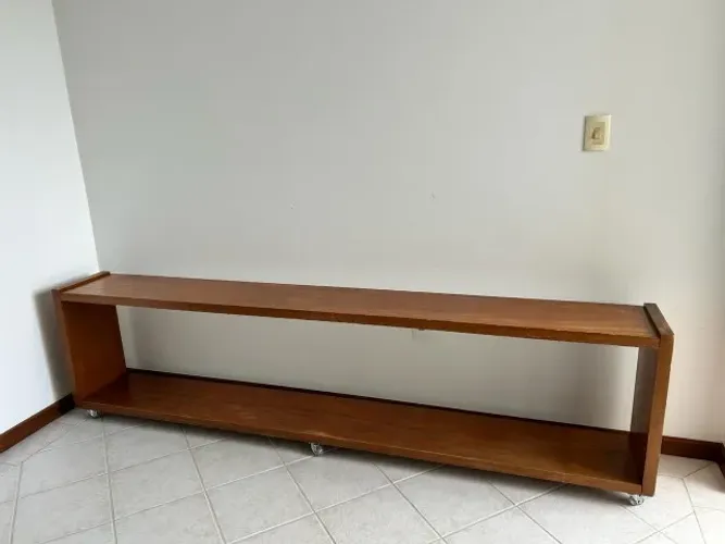 Rack em madeira maciça (design único)