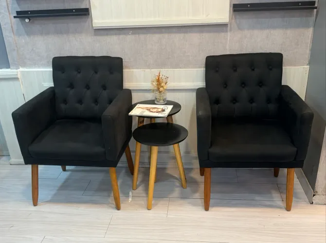 Conjunto com duas cadeiras de suede preto