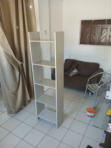 Linda estante multiuso/ livreiro com 1,70 de altura e no tom amadeirado claro