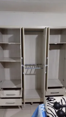 Vendo guarda roupa usado em bom estado entrego com taxa desmontado