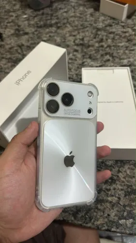 iPhone XR na carcaça do 17 pro 