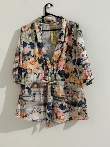 blusa florida estilosa com detalhes no meio