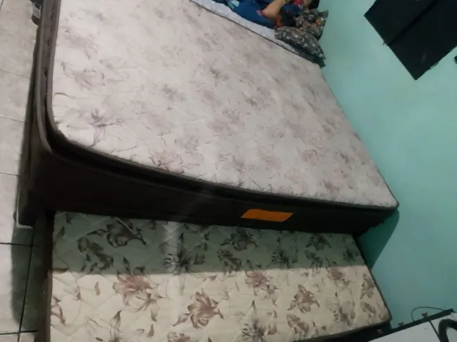 Cama+mesa vidro+cômoda pequena