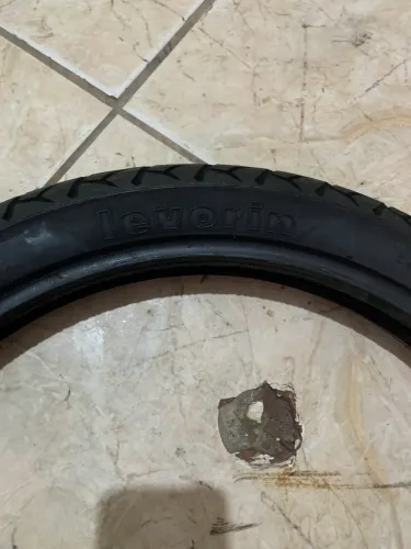 Pneus zerados um e sem câmeras e o outro com câmera