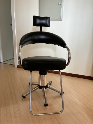 Cadeira Hidráulica Cabeleleiro Preta