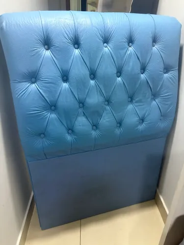 Cabeceira de cama de solteiro azul - material tipo corino- praticamente nova