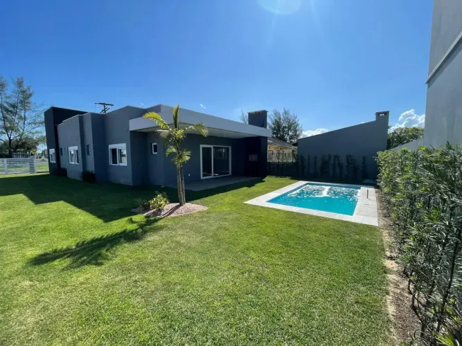 Casa de Alto Luxo a 100m do Mar em Camboim: 3 Suítes, Piscina e Pronta p/ Morar em Arroio