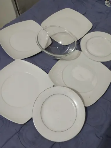 Conjunto de pratos mais uns vasilha de vidro