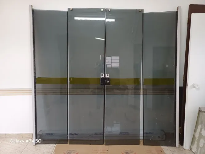 Porta de vidro 8mm com chave Altura 2,20 x Largura 2,07