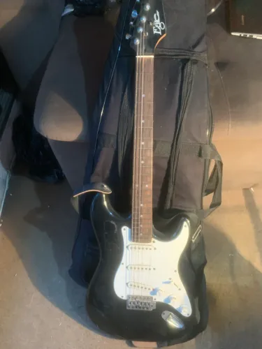 guitarra elétrica Eagle modelo Stratocaster o/ restauro