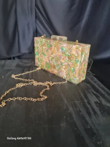 Bolsa clutch" acrílico marmorizado verde e dourado, corrente dourada Removível 