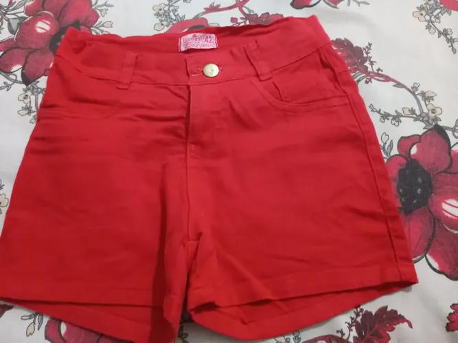 Vendo essa bermuda por apenas 35 reais usada uma vez somente 