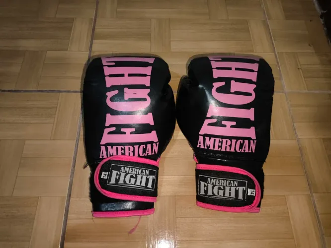 par de luvas de boxe rosa