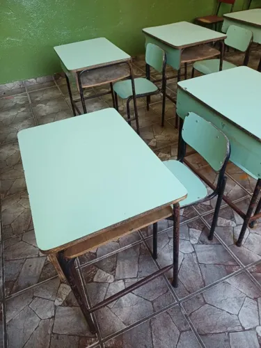 Mesa e cadeira escolar infantil