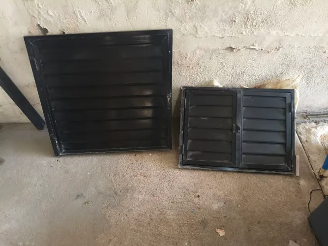 Porta pequena em alumínio