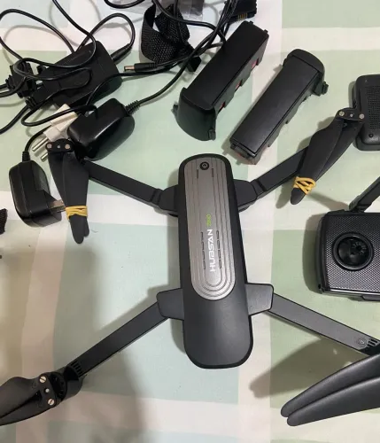 Drone Hubsan 117 , 4K com 3 baterias, case mochila original, sem uso.