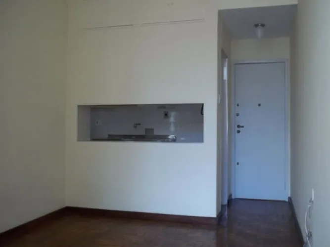 APARTAMENTO SALA COM 2 ARMÁRIOS, QUARTO SEPARADO, BANHEIRO, COZINHA COM ARMÁRIOS E ÁREA DE