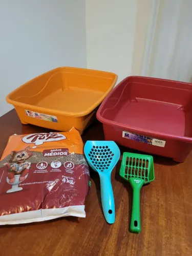 Caixa sanitária para gatos. Kit caixas de areia + areia sanitária + pazinhas