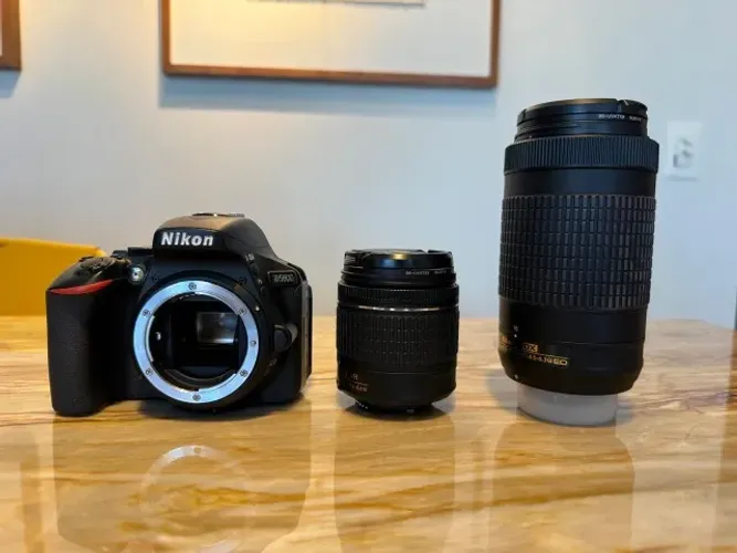Nikon D5600 + 2 Lentes NIKKOR + Acessórios | Estado Impecável