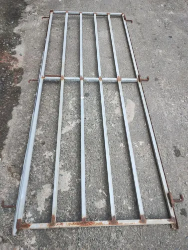 Vendo um portão de metalon 2.10de altura por 80 de largura