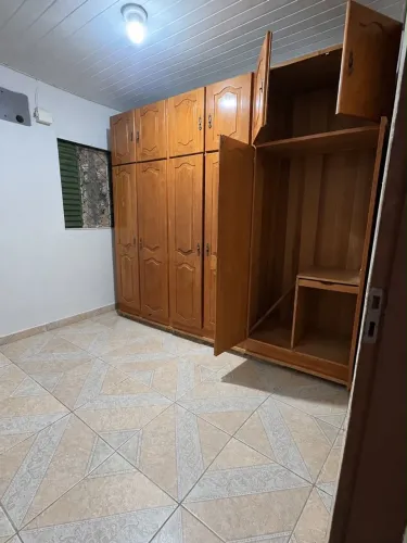 Guarda roupa de madeira