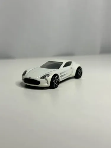 Hot Wheels Aston Martin One-77 - Branco Perolado - Loose (2012)