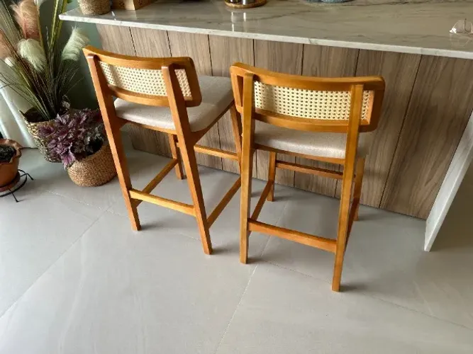 Banquetas Paola em Madeira Maciça Telinha Rattan Sextavada (Linho Bege)