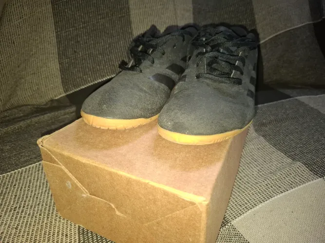 PREDATOR ESSENTIALS 25.5 IN<br>TAM. 40<br>POUCO UTILIZADA (NÃO CHEGUEI A UTILIZAR EM QUADRA)