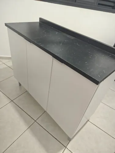Balcão de cozinha com 3 portas