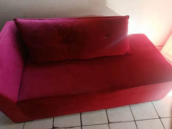 Vende-se sofá três e dois lugares com a estrutura e espumas em bom estado de conservação