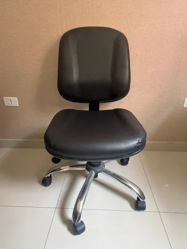 Cadeira Giratória Preta com Encosto e Rodinhas