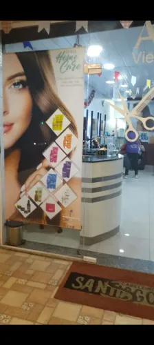Depiladora e manicure
