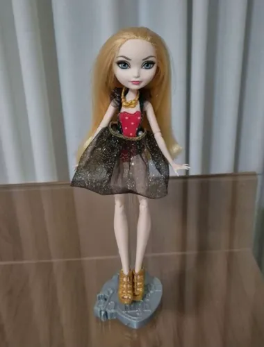Boneca Ever After High Apple White Mirror Beach