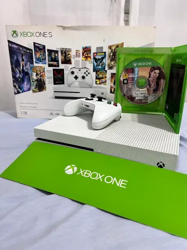 Xbox One S + GTA V Mídia física original 